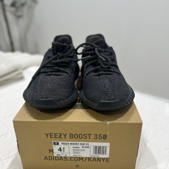 YEEZY BOOST 350 V2 - Authentic & Stylish Sneakers - Picture 3 of 3